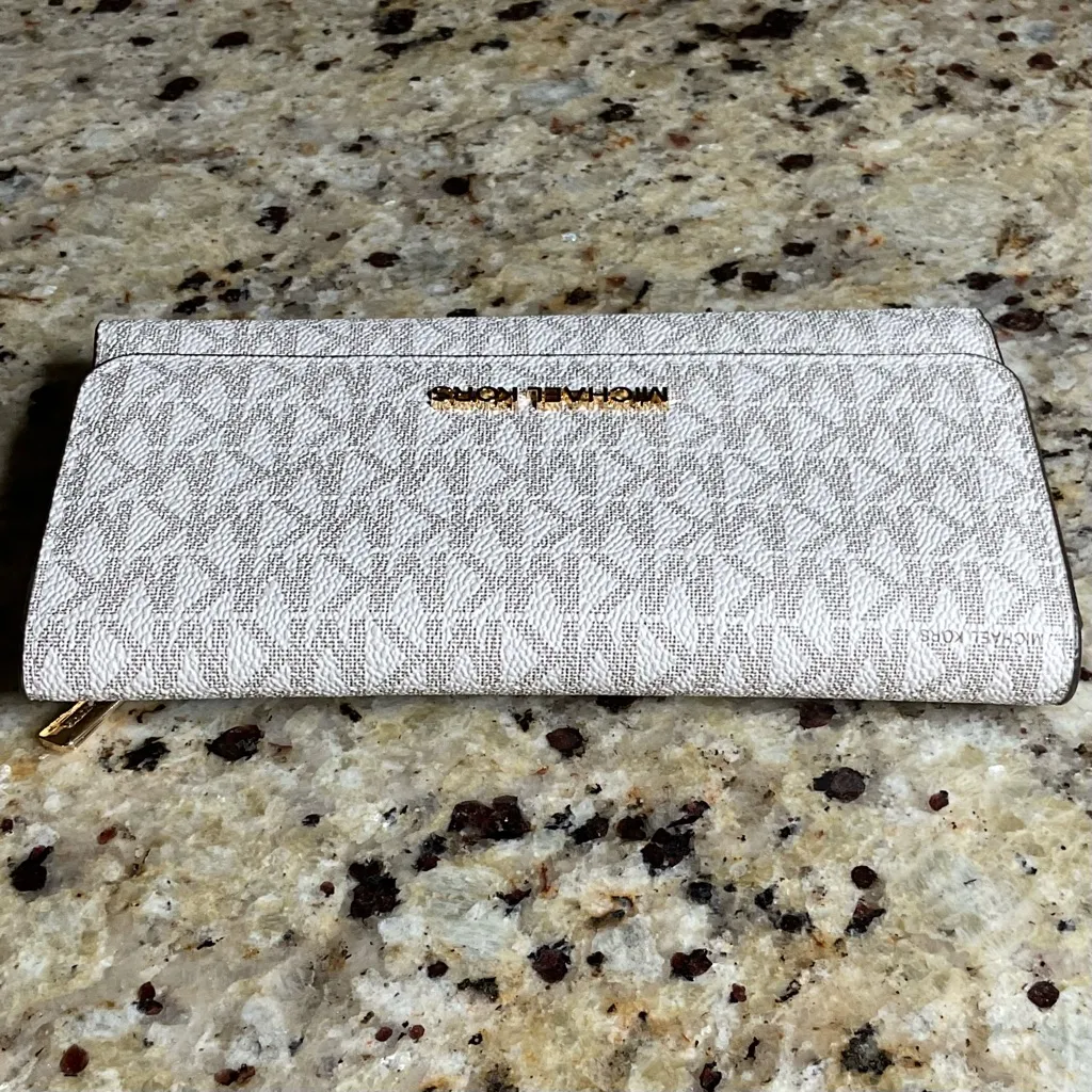 Michael Kors Vanilla Jet Set Large Logo Trifold Wallet - NWOT - Image 6