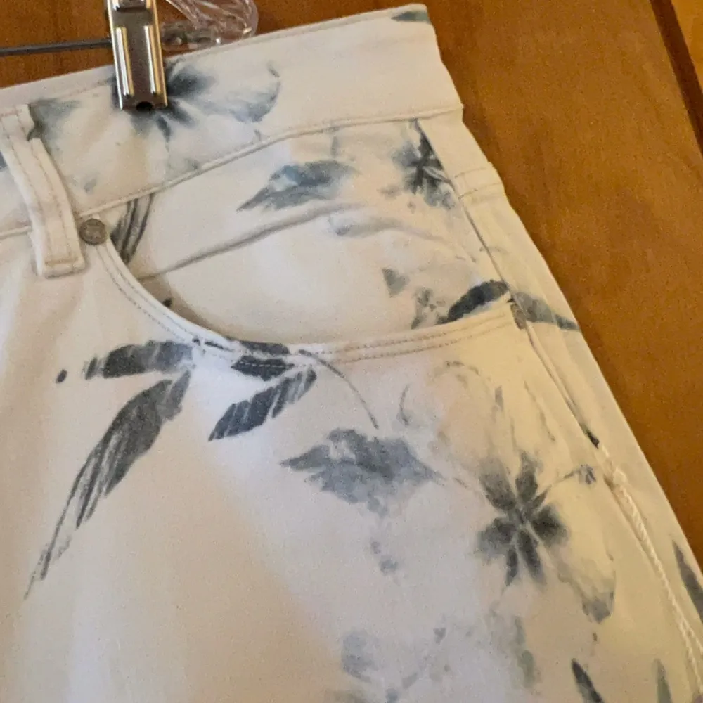 Soft Surroundings Barely Blue Floral Ultimate Denim Relaxed Shorts NWT Size 24W - Image 3