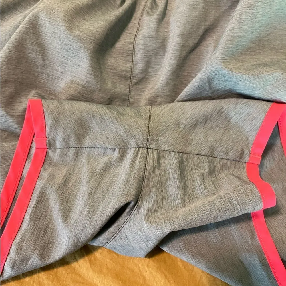 Under armor grey pink shorts size Medium - Image 5