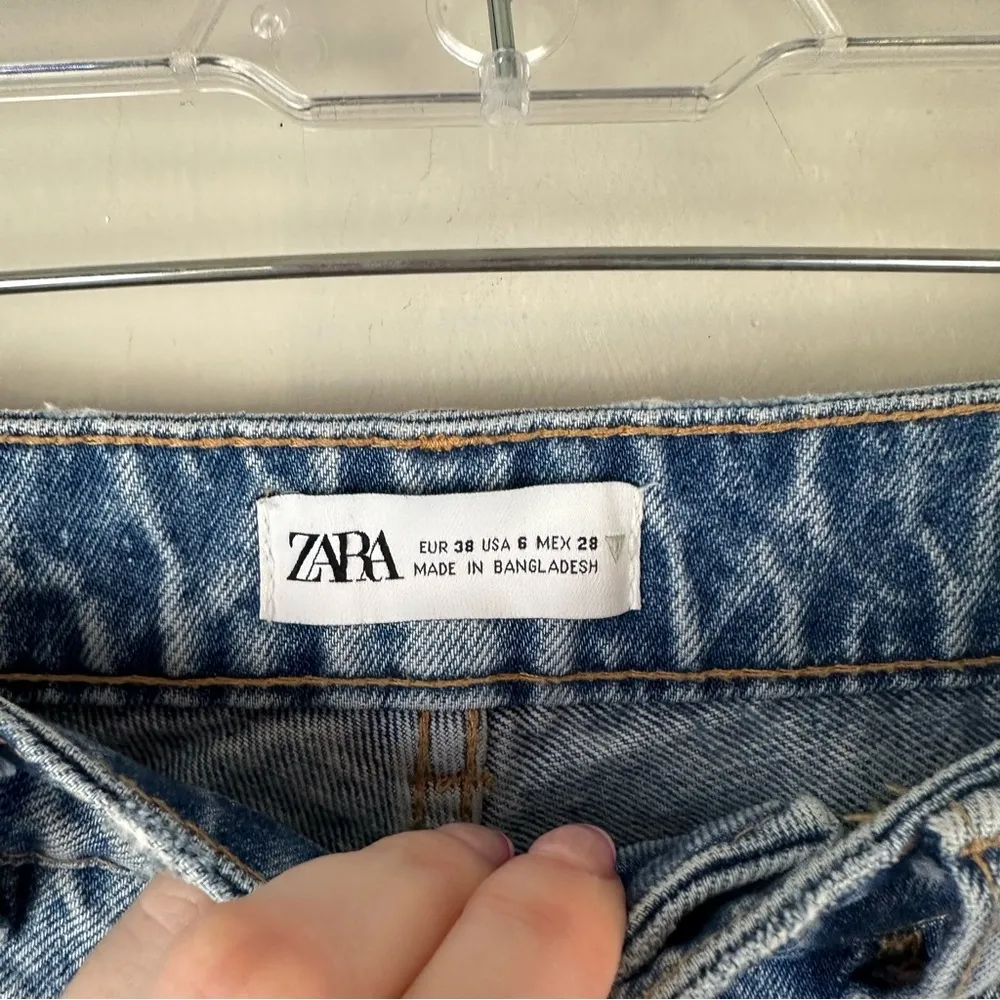Zara | Light Wash Very Distressed Mom Jeans Size 6 - Image 3
