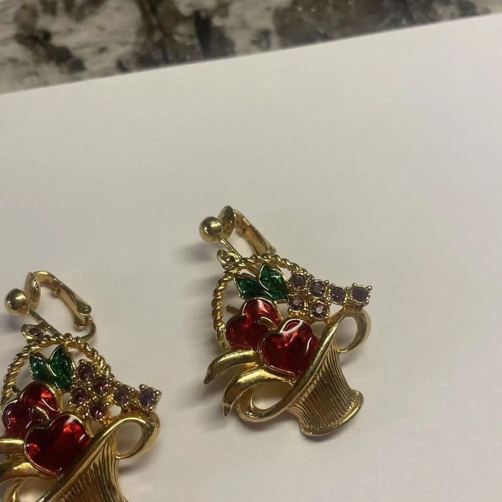 Signed AVON Enamel Red Heart Basket Purple Grapes Green Leaf Clip - Image 4