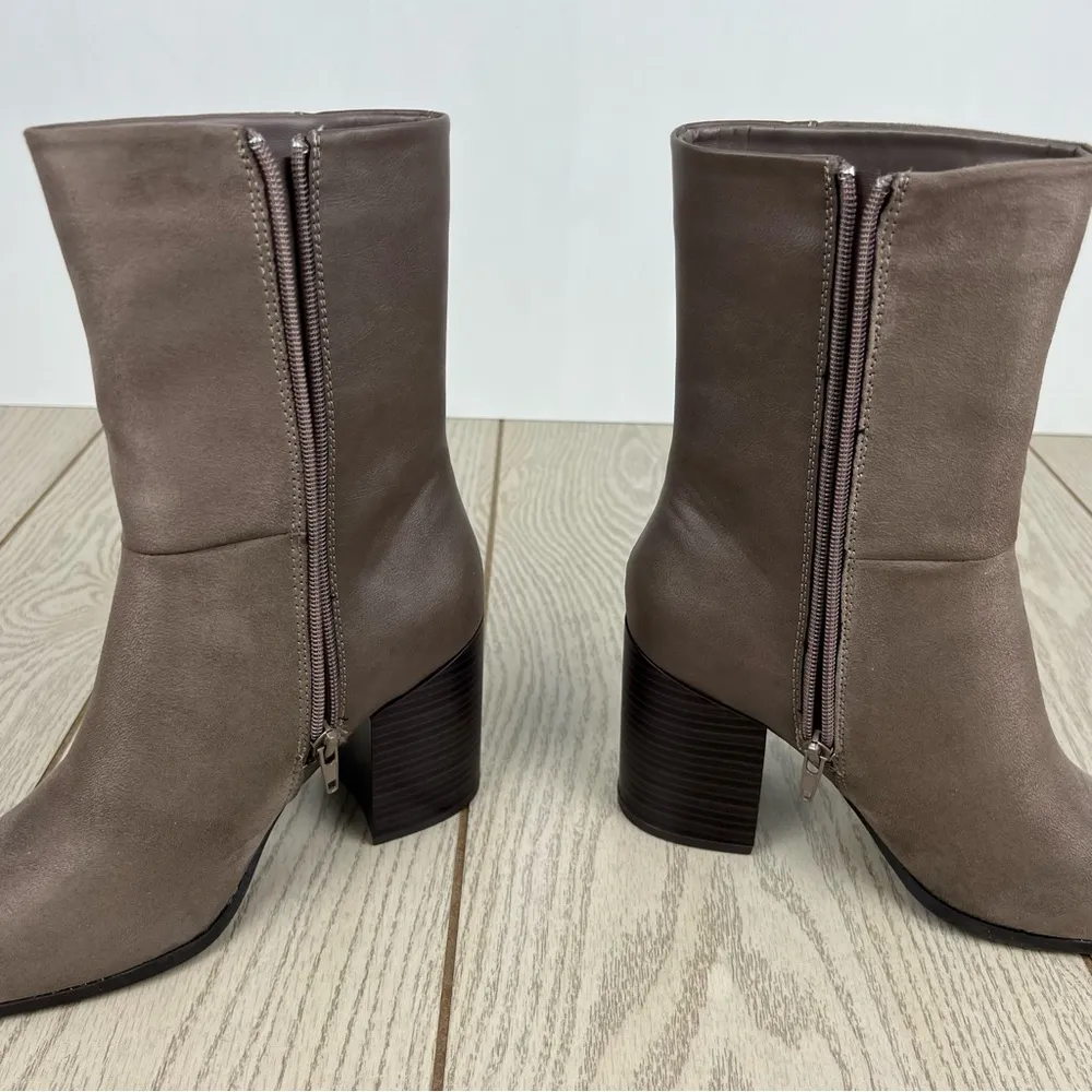 Journee Collection Women's Sharlie Bootie 8 Taupe Faux Leather $90 - Image 3