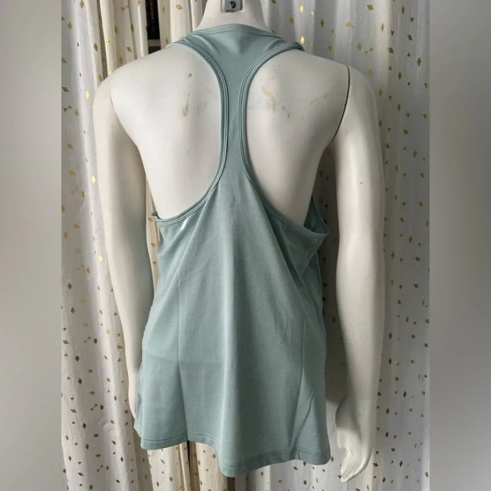 Reebok Women's NWOT ACTIVCHILL Graphic Athletic Gym Racerback Tank Top Size M - Image 5