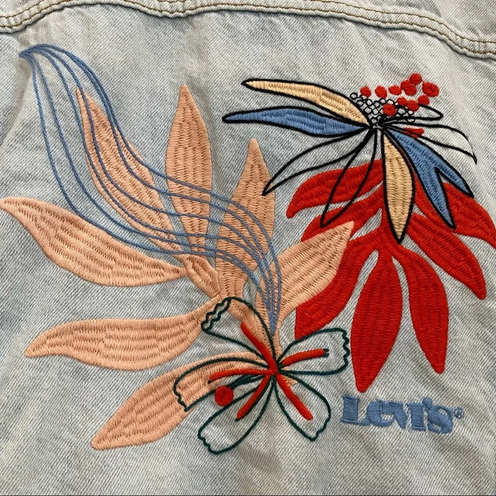 NWT Levi's Womens Ex Boyfriend Trucker Denim Jacket Floral Embroidered Size L - Image 8