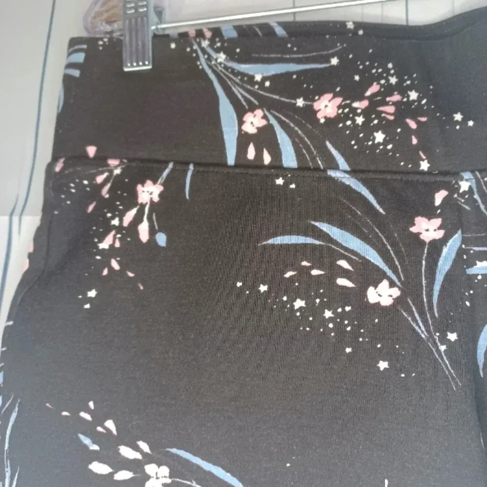 Torrid cropped floral Pull On Pants - Image 3