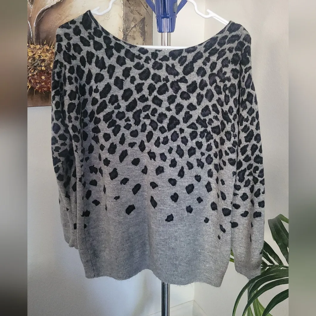 Lascana Venus leopard print cold shoulder sweater sz. M - Image 2