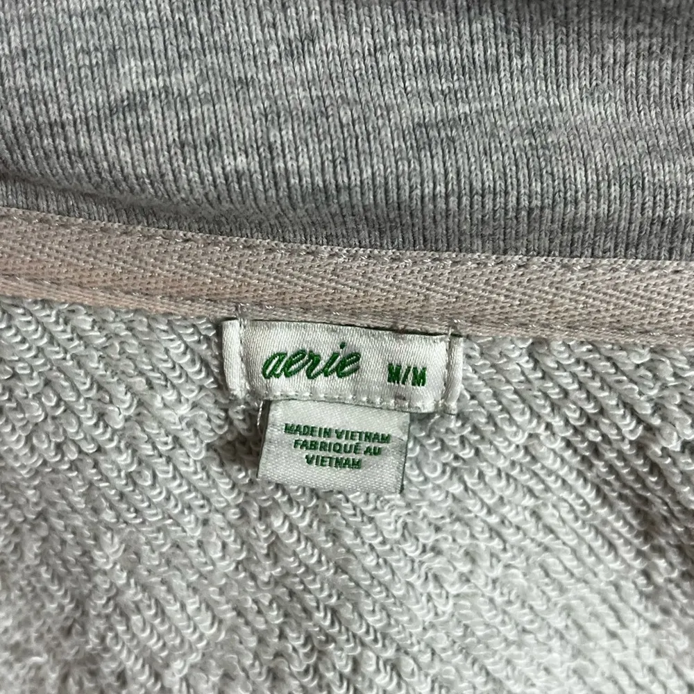 Aerie camo half zip sweatshirt, size Medium with raw hem - Image 2