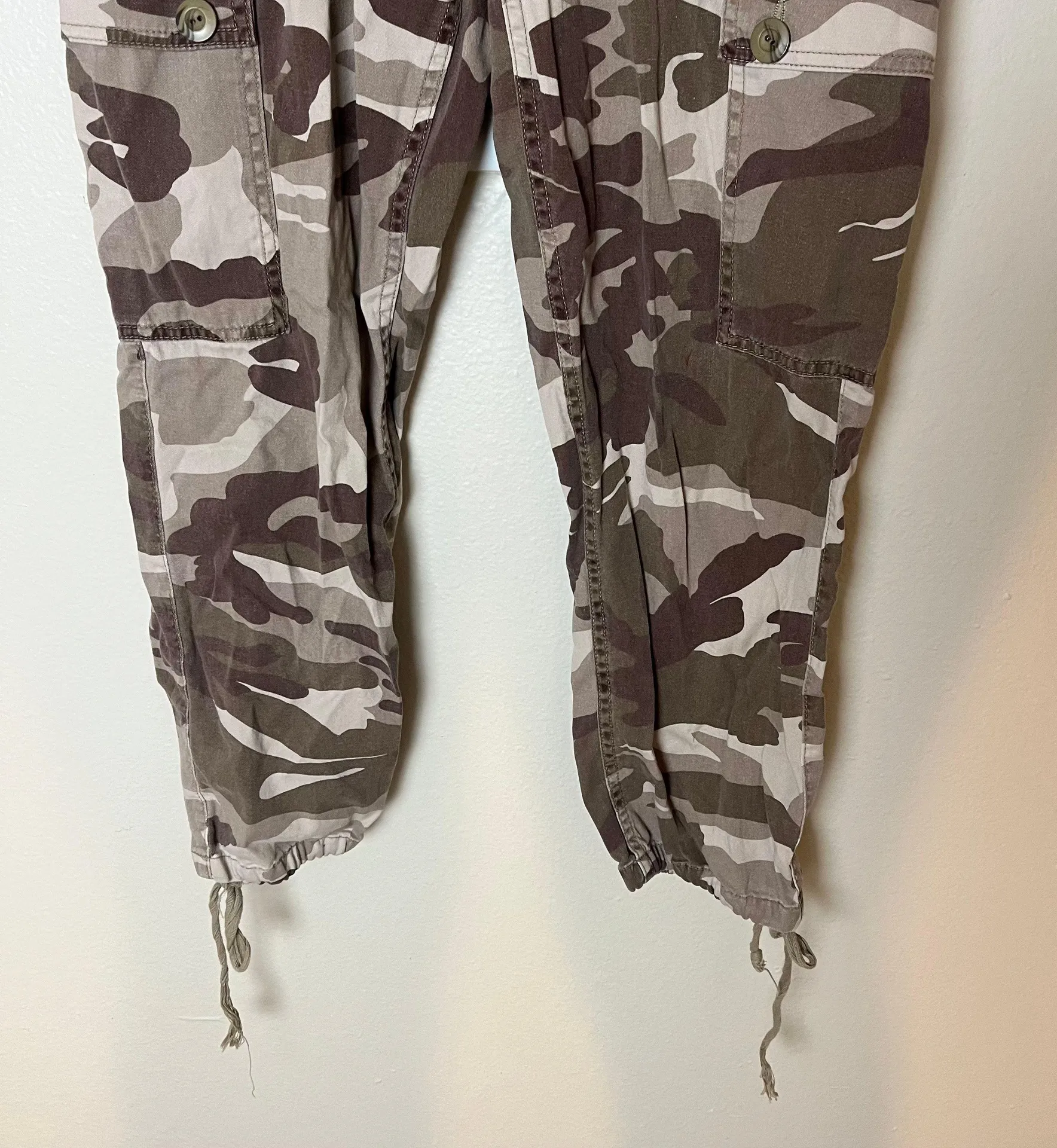 cropped camo cargo pants brown - Image 3