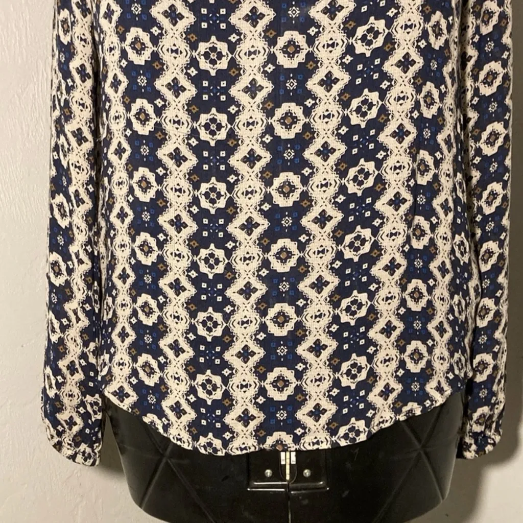 Lucky Brand Boho Navy and Cream Geometric Blouse - Image 6