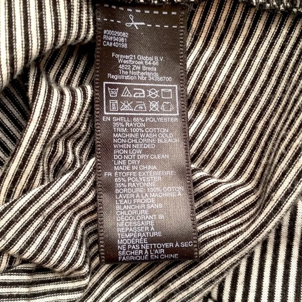 || Black & white short sleeve scoop neck top with lace accent on back - Image 7