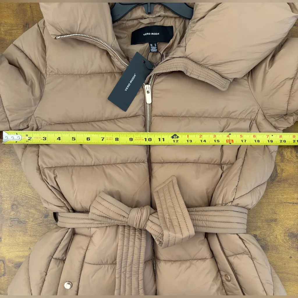 NWT Vero Moda Women's Tan Beige Belted Nylon Puffer Jacket Size Medium - Image 6