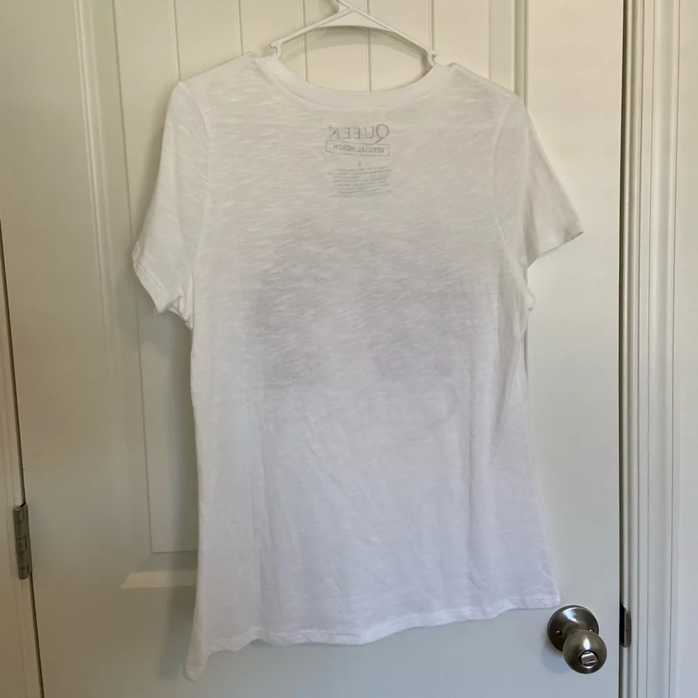 NWOT |‎ Queen official merch women’s tshirt — large White - Image 4