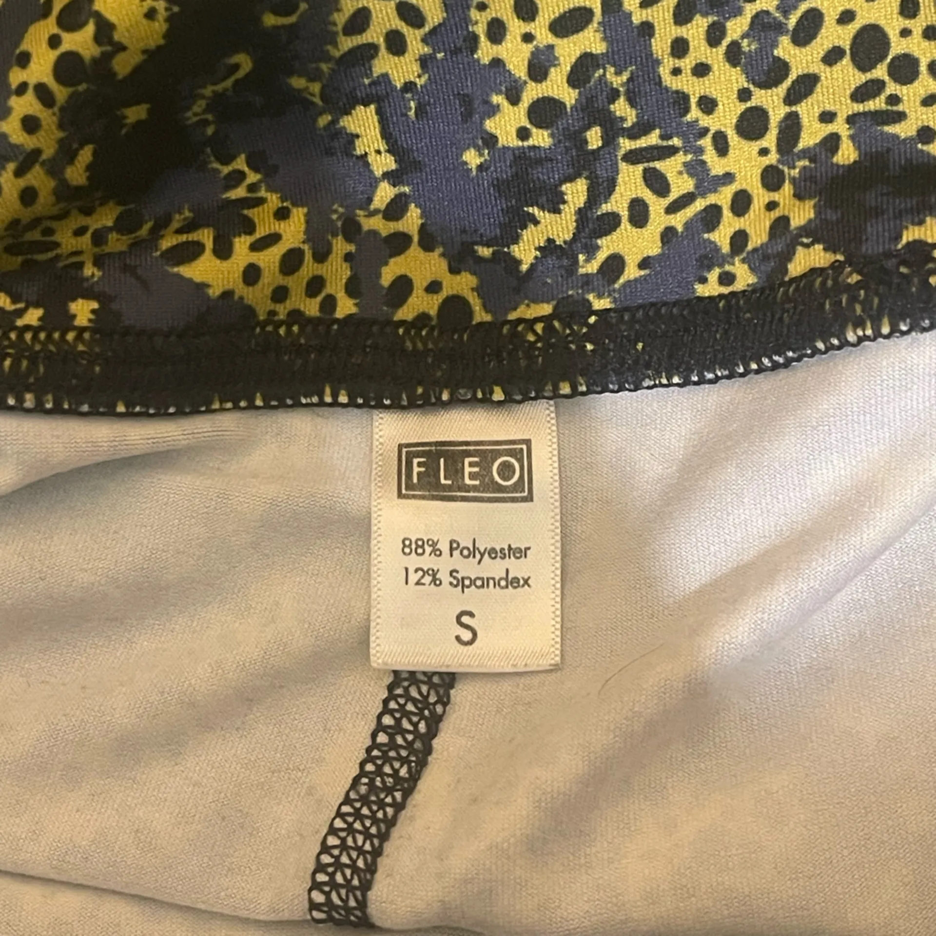 FLEO blue yellow patterned biker shorts woman’s size small EUC - Image 5