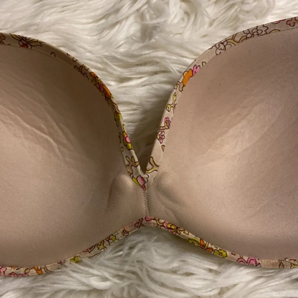 Victoria Secret Bra size 34DD it’s push up bra with adjustable strips - Image 7