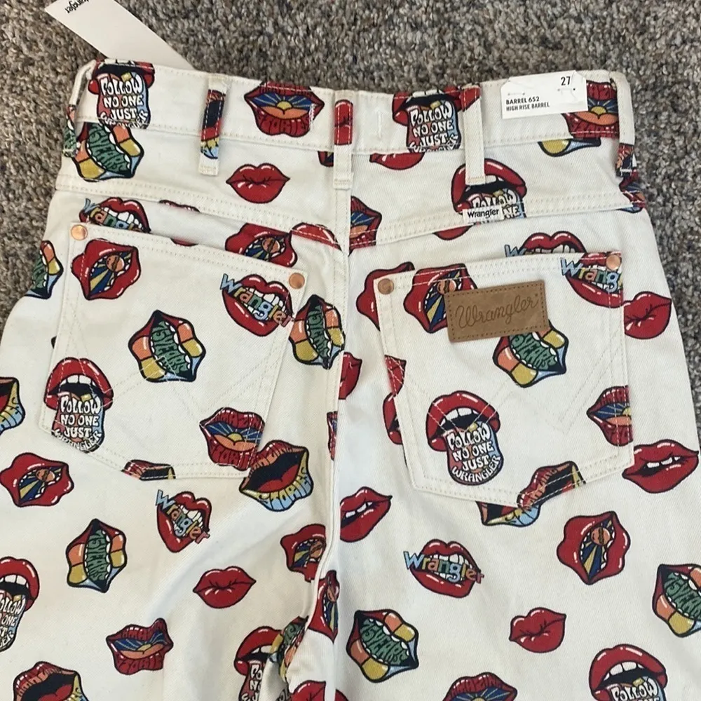 Wrangler Read My Lips Print High Rise 652 Barrel Jean Rolling Stones 27 x 31 NWT - Image 14