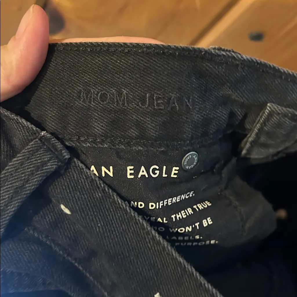 AE American Eagle black ripped mom jean - Image 5