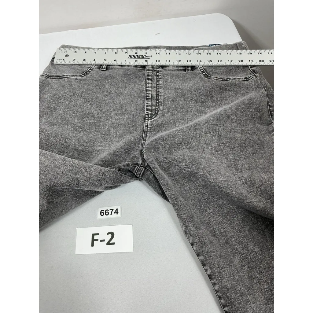 Womans NWT Terra & Sky Pull On Capri Jeans 1 X Gray Distressed - Image 6