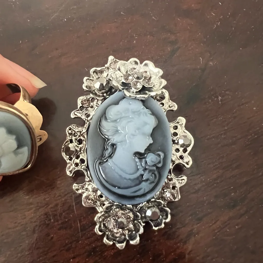 Elegant Cameo Jewelry Set ring and Lady Cameo Brooch Silver - Image 3