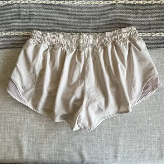 Lululemon Hotty Hot Low Rise Lined Shorts 2.5" Bone Size 10 - Image 3