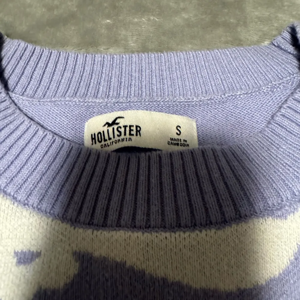 Hollister Lavender and White Knit Sweater - Image 3