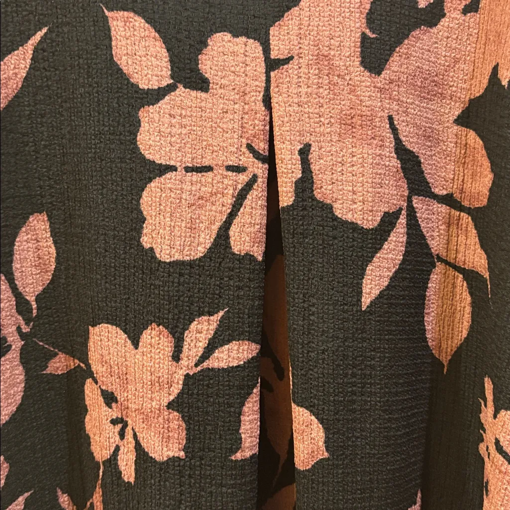 YOURS CLOTHING BRAND
BLACK TEXTURED MATERIAL WITH DARK PINK MAUVE FLORAL DESIGN Black Size XXL - Image 4