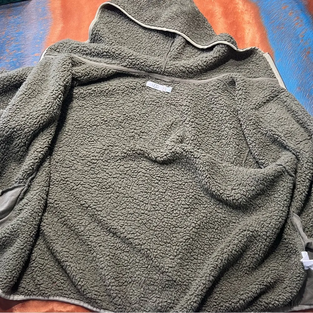 Ugg full zip thick Fleece hooded jacket Olive green small - Image 3