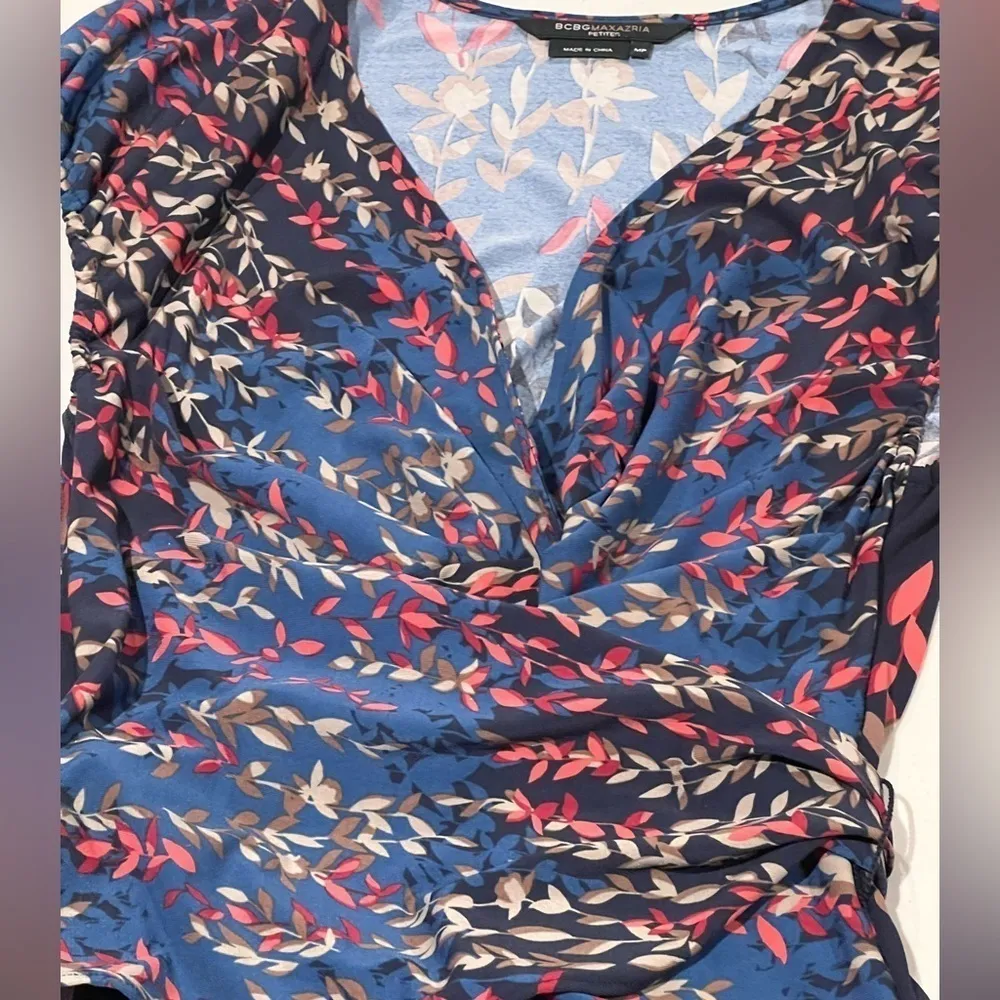 BCBGMAXAZARIA‎ Crossover Wrap Dress Blue Leaf Print Dress Size MP - Image 6