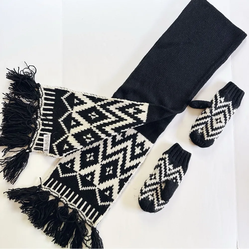 NEW Old Navy Fringed Sweater Knit Scarf Black White Chunky Tassel & Gloves - Image 3