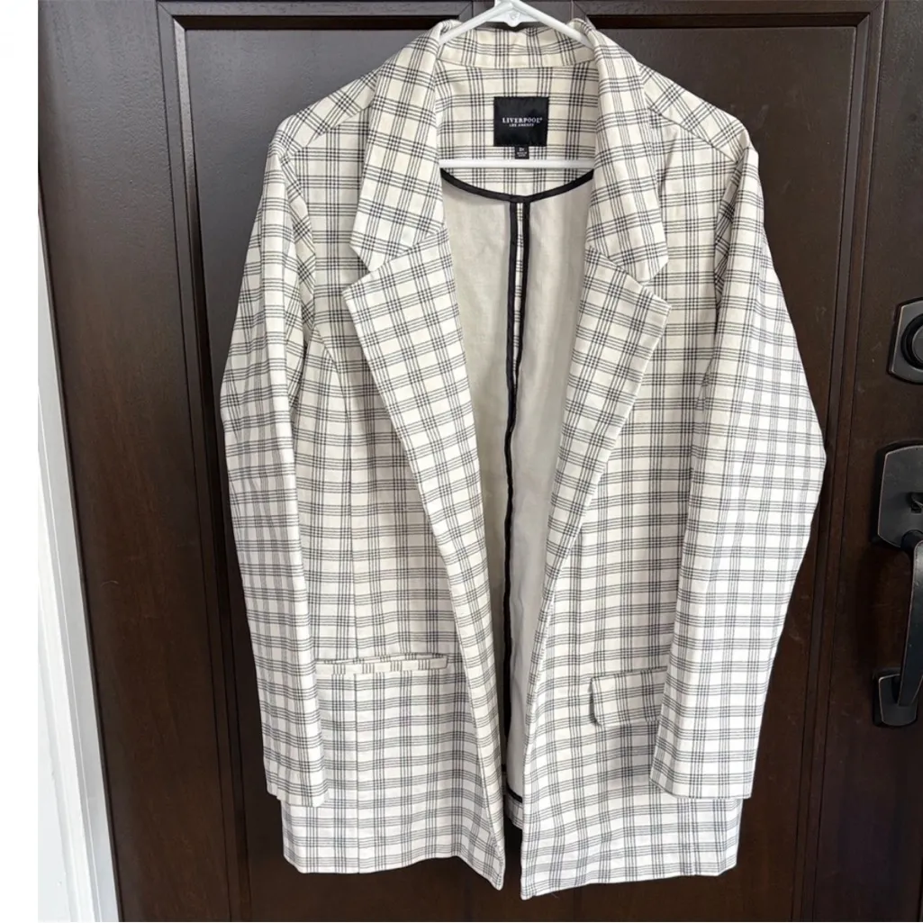 EUC Liverpool Boyfriend Blazer Black
Ivory Plaid Size 2X Retail $119.00 - Image 5