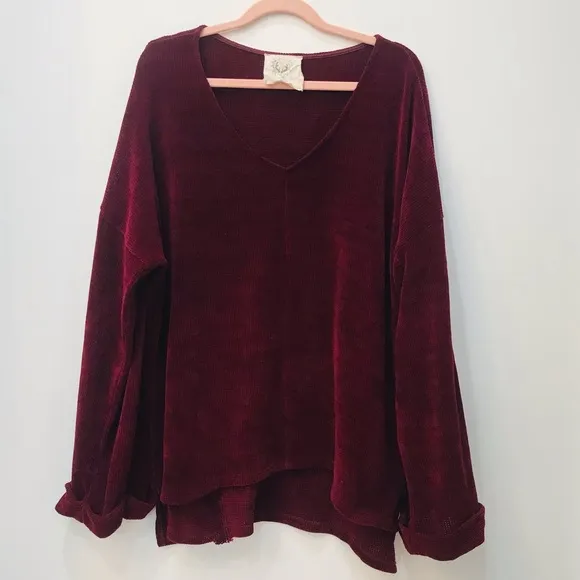Fantastic Fawn Boutique Vneck  Maroon Oversized sweater sz Medium - Image 4