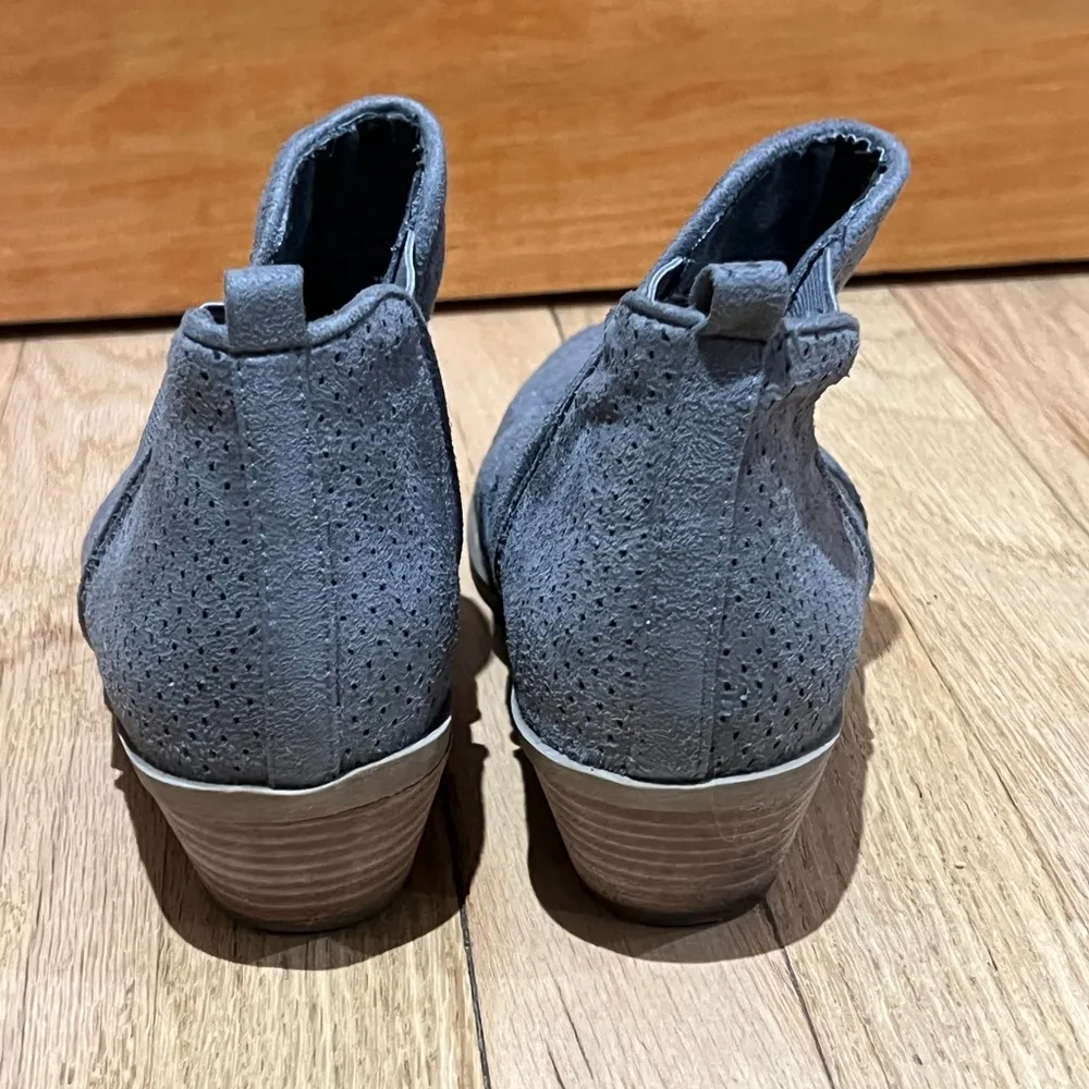 Report Women’s Gray booties Size 7.5 - Image 3