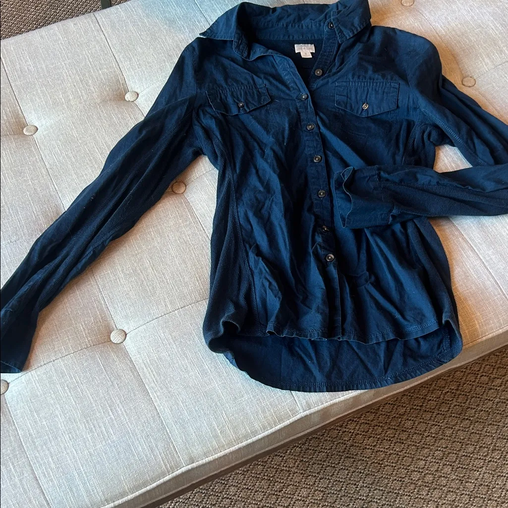 Converse Navy Blue Cotton Stretch LS Button Down Top Size Small - Image 2