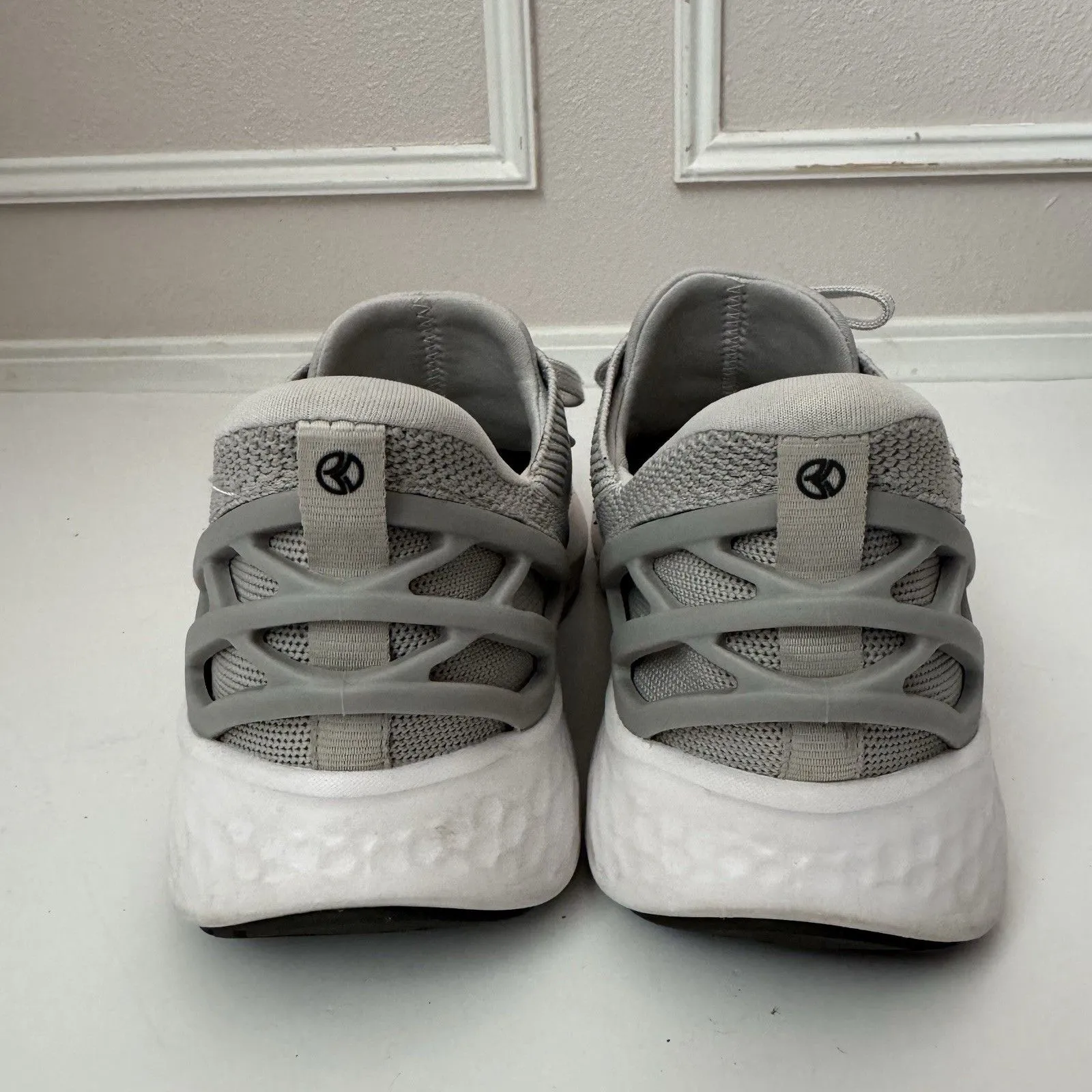 Kizik Athens Tie Shoes Sneakers Men 7.5 Women 9 Wide Gray Hands - Image 5