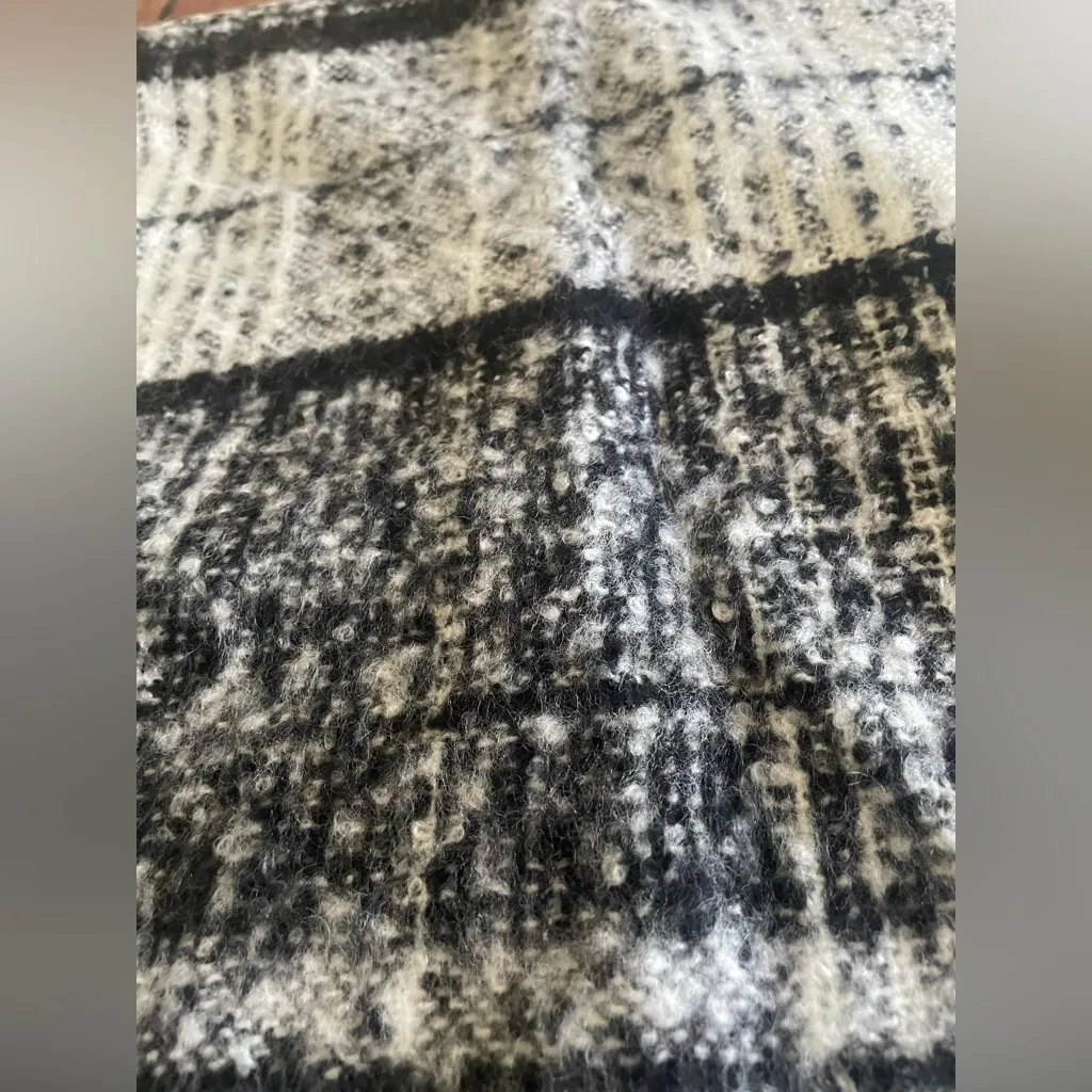 DKNY  Monochrome Textured Scarf - Image 9