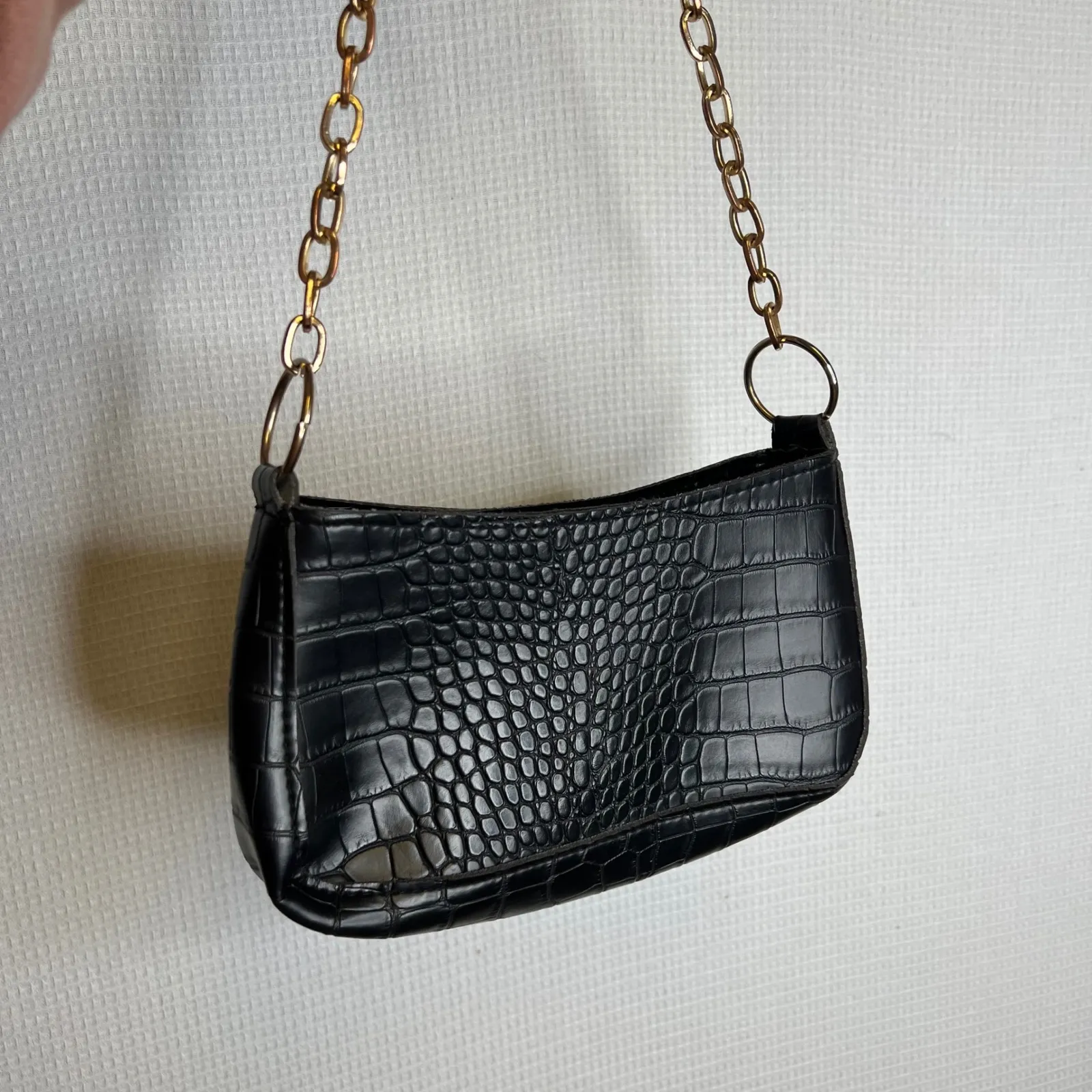 Y2K Black Crocodile Embossed Short Shoulder Bag with Gold Chain Strap - Image 2