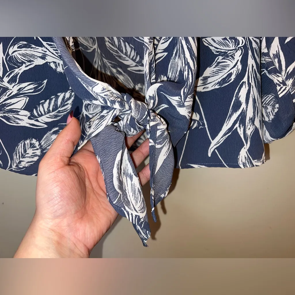 Cozy Co Floral Kimono Tie Front Top Navy White Leaf Print NWT Small Blue - Image 6