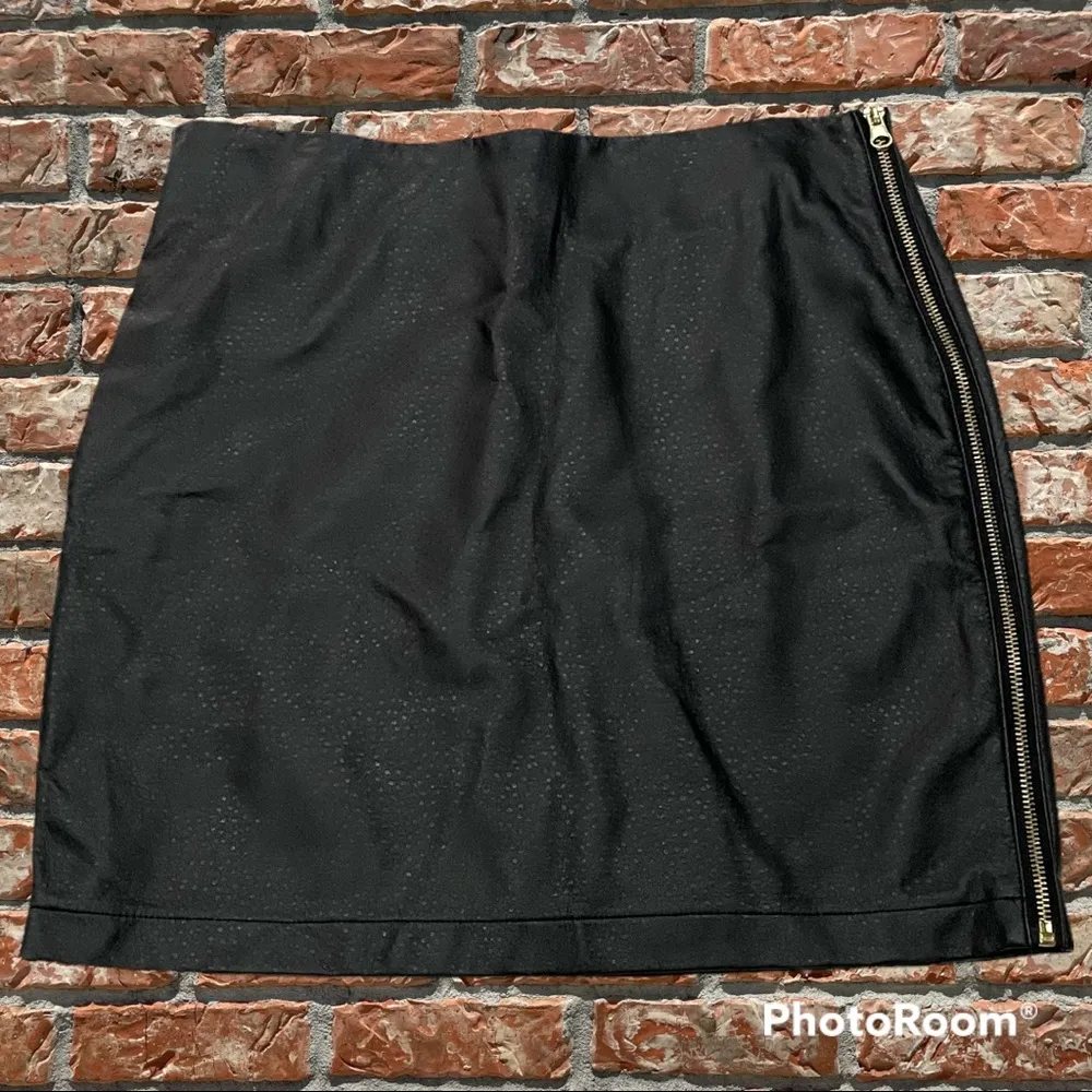 Romeo & Juliet Couture black vegan leather miniskirt with side zippers /M / EUC - Image 2