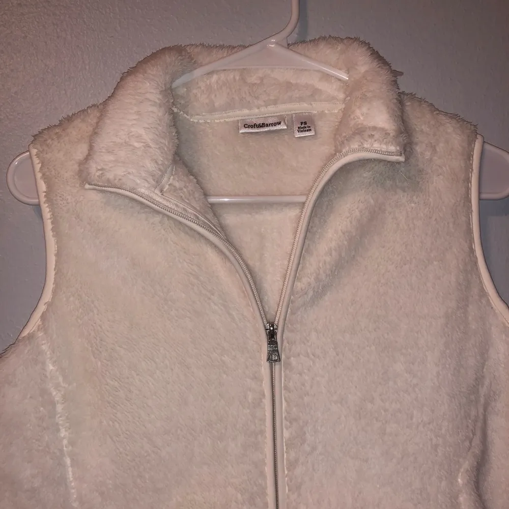 NWOT fluffy winter vest Size undefined - Image 3
