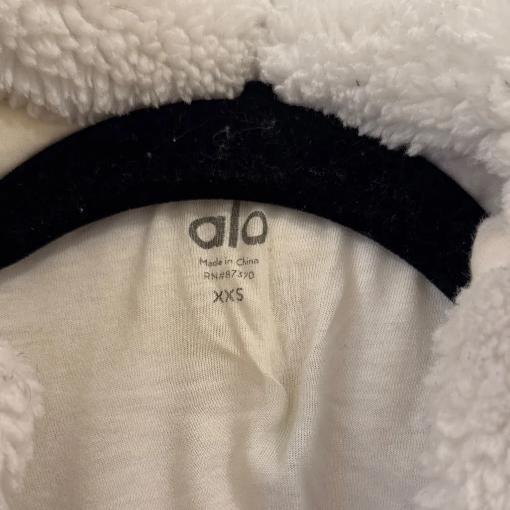 ALO Yoga Oversized Sherpa Trench White - Image 5