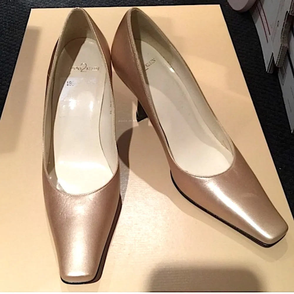 ANNE KLEIN2 Metallic Gold Classic Heel with Black Shiny Lacquered Heel - Image 4