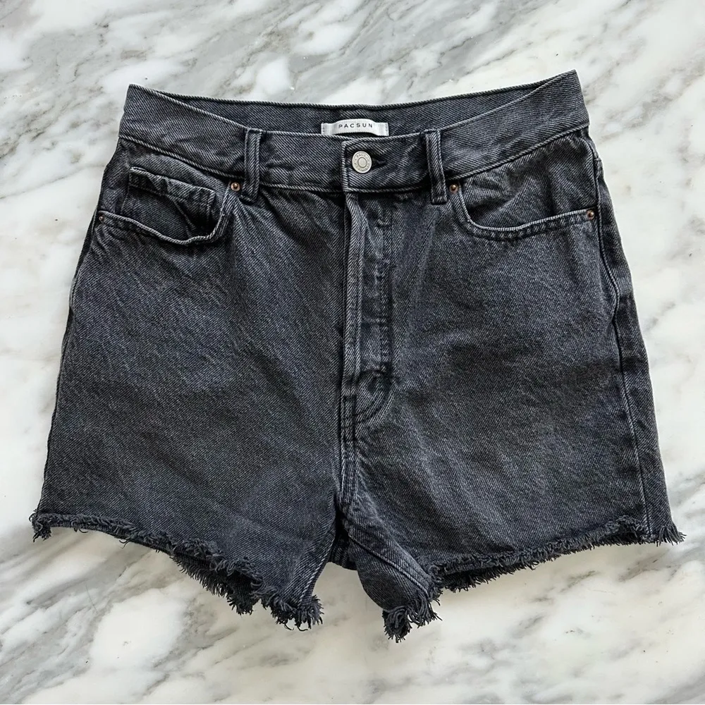 PacSun Eco Black Girlfriend Denim Shorts • Sz 28 - Image 4