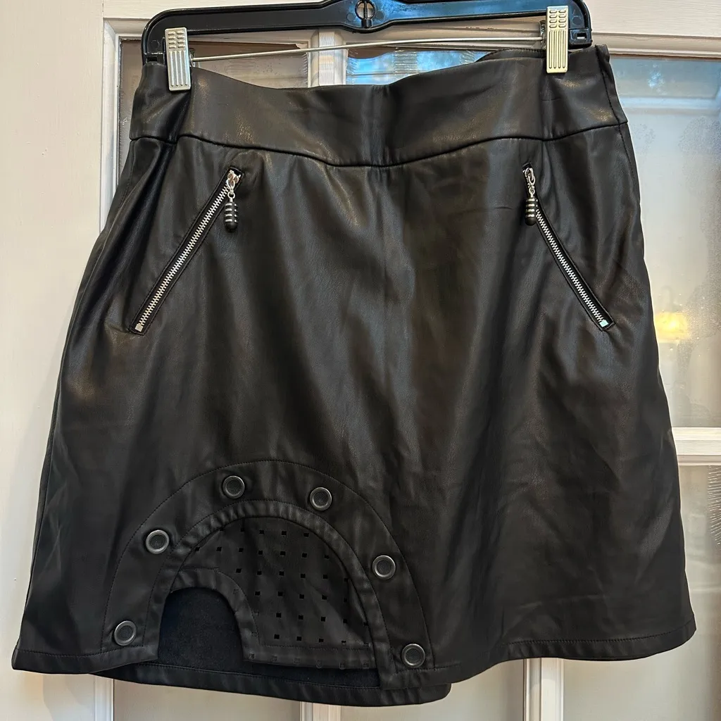 Jamie Sadock Black Faux Leather Edgy Golf Skirt Punk Retro Funky Size 8 Medium - Image 9
