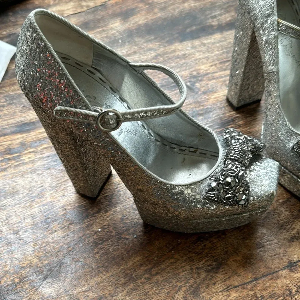Alice + Olivia Gizelle Silver Glitter Heels
Size 7.5 or 38.5 - Image 5