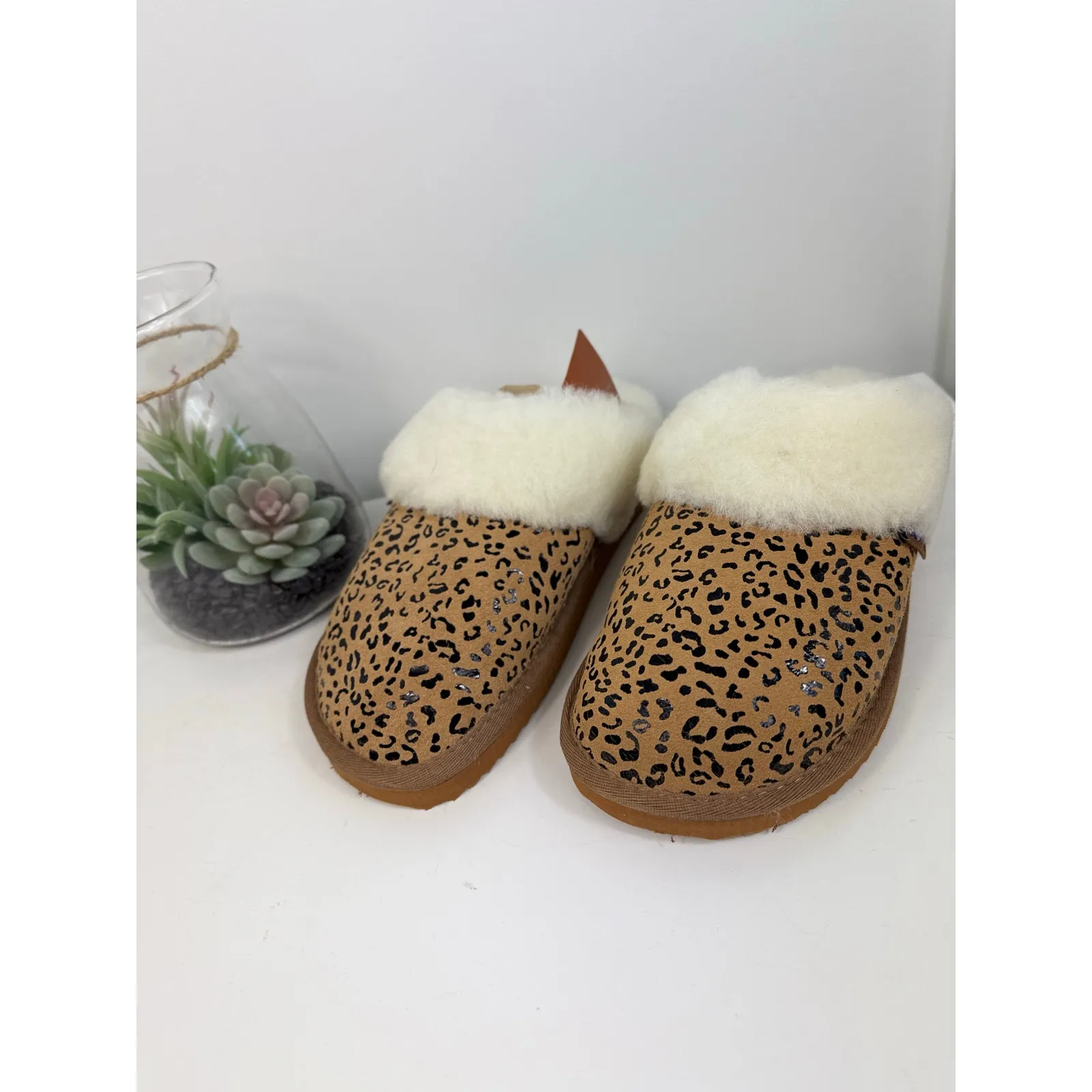 Beautiful NWTs Emu Women’s Shoes Size 5 Brown - Image 2