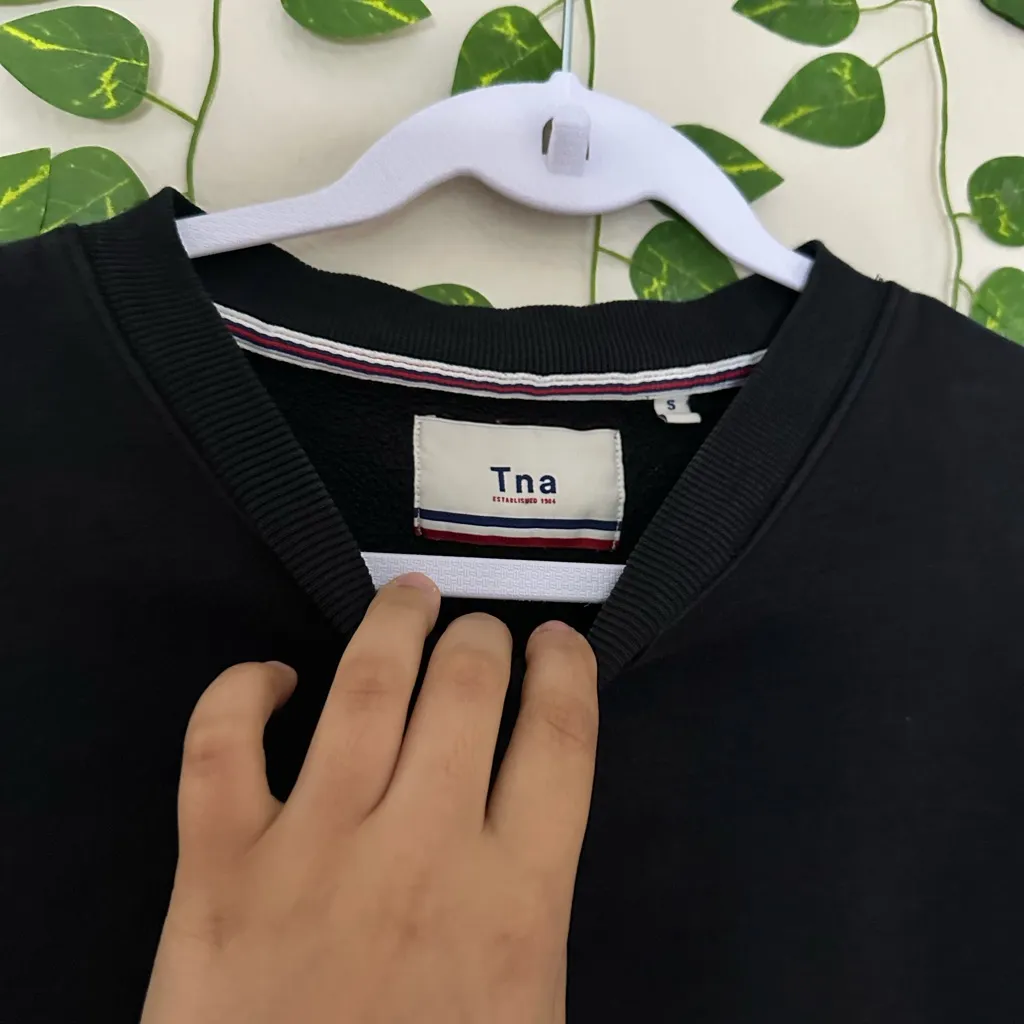 Women’s artitzia TNA sweatshirt small Black - Image 5