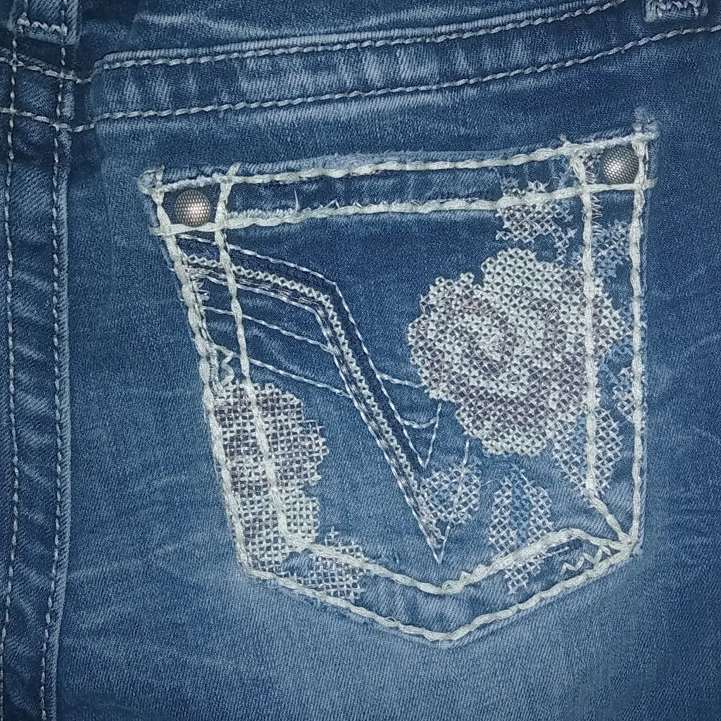 Vigoss 28x32 Distressed Boot Cut Cross-Stitch embroidered Pockets Jeans - Image 7