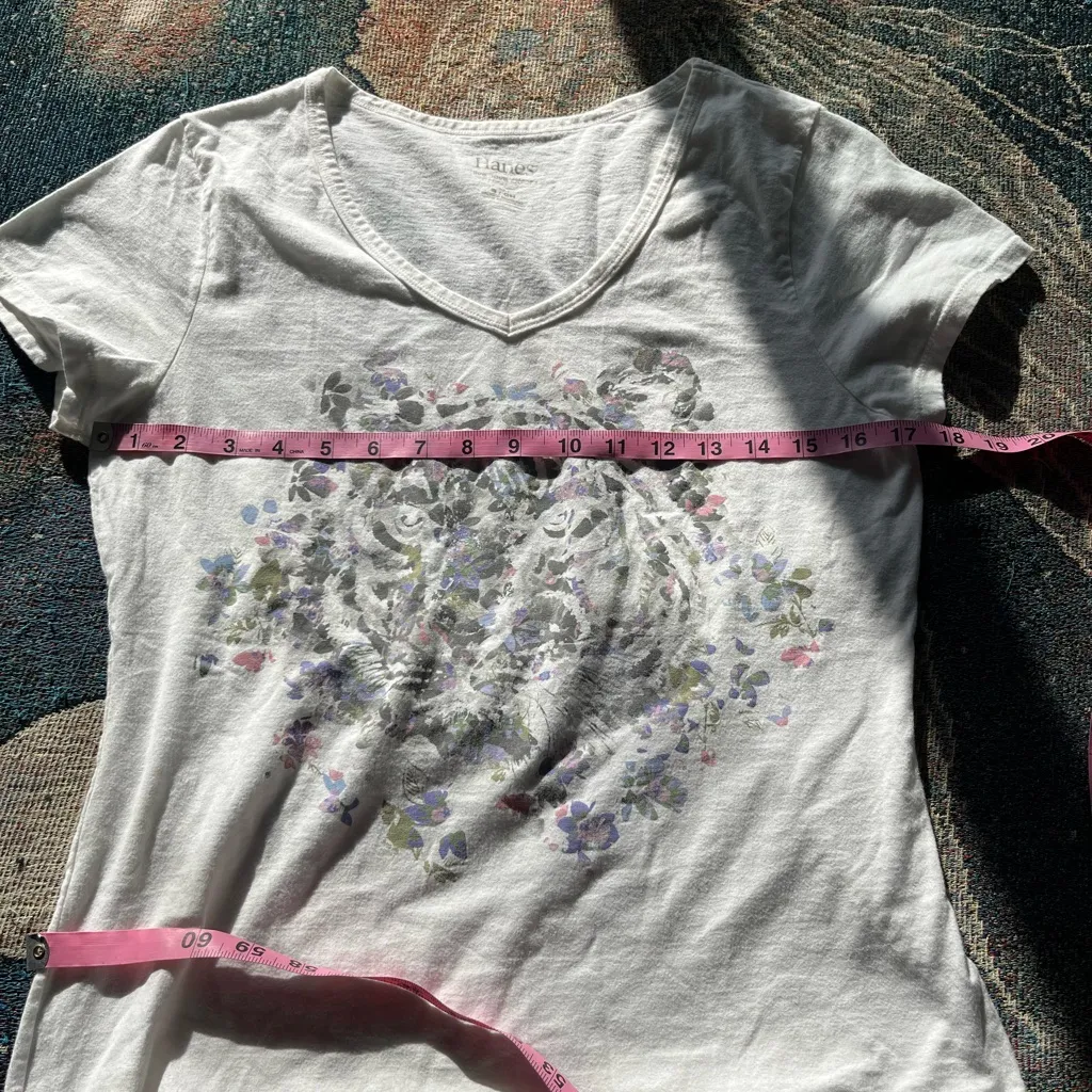 Hanes White Tiger Graphic V-Neck Tee S Black & Blue Floral Print Women’s Casual - Image 12