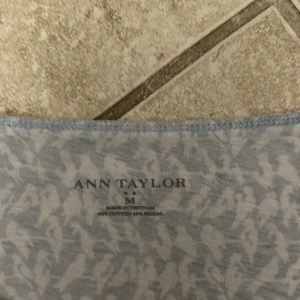 Ann Taylor- Bird Print Long Sleeve Tee EUC - Image 3