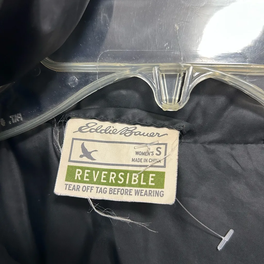 Eddie Bauer Women's Black and Gray Puffer Jacket - Image 2