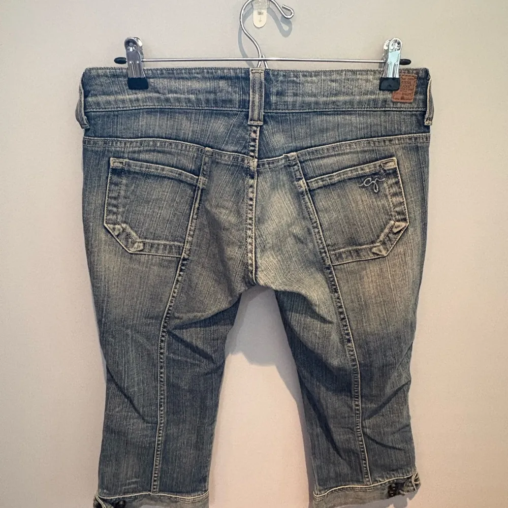 Woman’s Vintage Guess Blue Ankle Cropped Jeans Distressed Jeans in Size 28 - Image 5